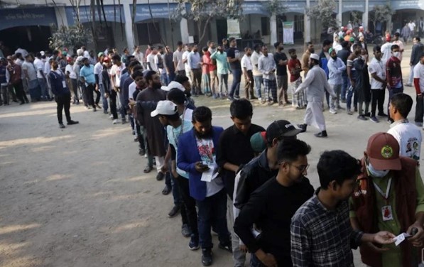 উচ্ছ্বাসের আবহ, বাড়ছে ভোটার উপস্থিতি; রয়েছে অভিযোগ-উত্তেজনা